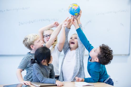 Děti př výuce s globusem